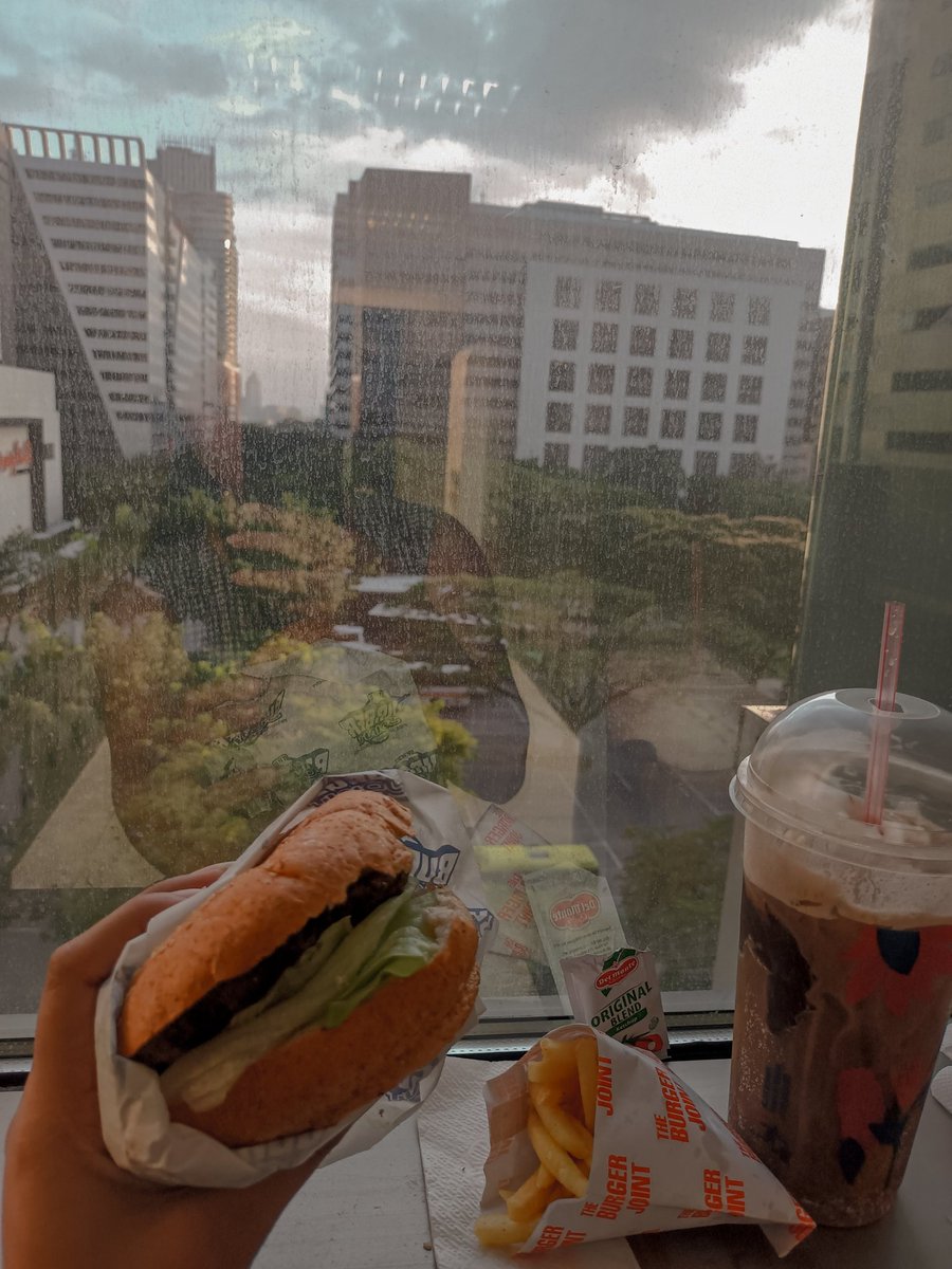 Lykokak2's tweet photo. Got the chance to eat that favvv burger https://t.co/T9m1uZCxcB