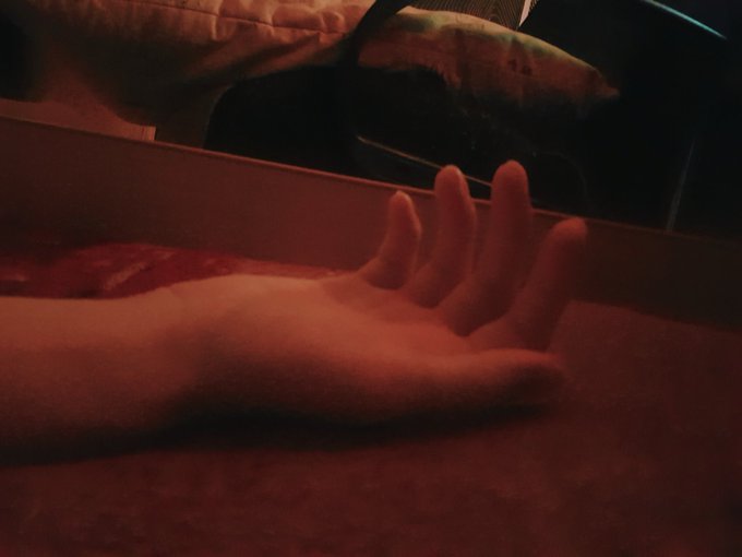 Just look how lonely my hand is on the bed?Hold her a little?? https://t.co/GMw7C6ly2B