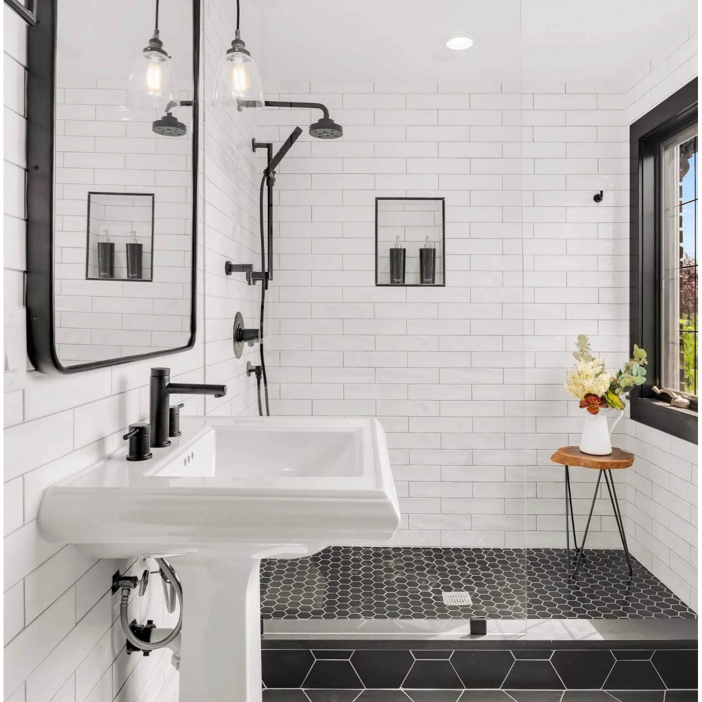 Белая плитка в интерьере ванной. Плитка кабанчик Скандинавский стиль. Ванна с белой плиткой. Черно белая плитка в ванной. Маленькая ванная с белой плиткой