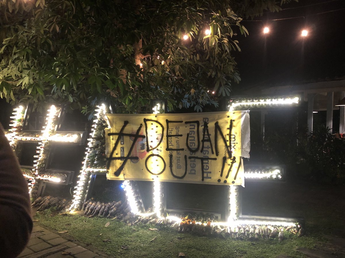 PSS Sleman Ale !!

Malam tadi merupakan puncak dari kemarahan kami atas kebobrokan PSS Sleman, setelah match selesai kami menuju "Omah PSS" untuk melakukan audiensi dengan pihak manajemen, audiensi diwakili oleh Pak Hempri selaku perwakilan manajemen yang ada di Sleman [cont]