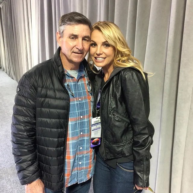 SeriesReporter's tweet photo. 🚨 NEWS 

La juez Penny escucho y decidió SUSPENDER a Jamie Spears de la tutela de Britney Spears con efecto inmediato. La audiencia para la finalizar  la tutela se llevará a cabo pronto. #FreeBritney https://t.co/xmkPV6OAa1