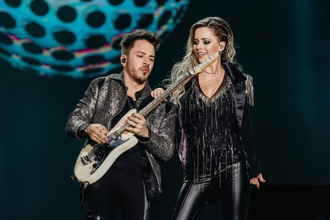 ⌛️ Show de Sandy &amp; Junior num estádio sendo transmitido no dia 12/10 em um canal de TV lembra alguma coisa?

📺 Pois é! Nesse dia às 21:00hs, o Canal Bis exibirá o show da Turnê Nossa História! Não percam. 

#SandyEJunior #NossaHistoria 📸 por <a href="/mihfelippelli/">Michelle</a>