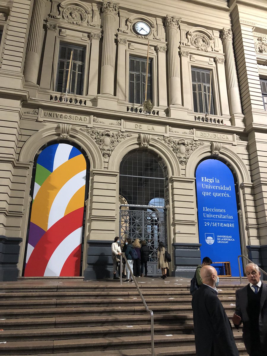ATENCIÓN. La Corte Electoral habilitó prórroga de 2 h en todo el país para mesas de votación de  #EleccionesUniversitarias donde haya personas por sufragar a las 19 h. En Derecho se decidió cerrar las puertas y permitir que voten quienes están dentro del lugar. <a href="/Subrayado/">Subrayado</a>