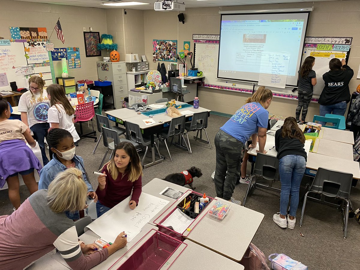 MBEStuCo's tweet photo. StuCo is already hard at work with their first service project for the year! 🐻💜@HumbleISD_MBE #mbeisfamily https://t.co/TxEzFHsOBp
