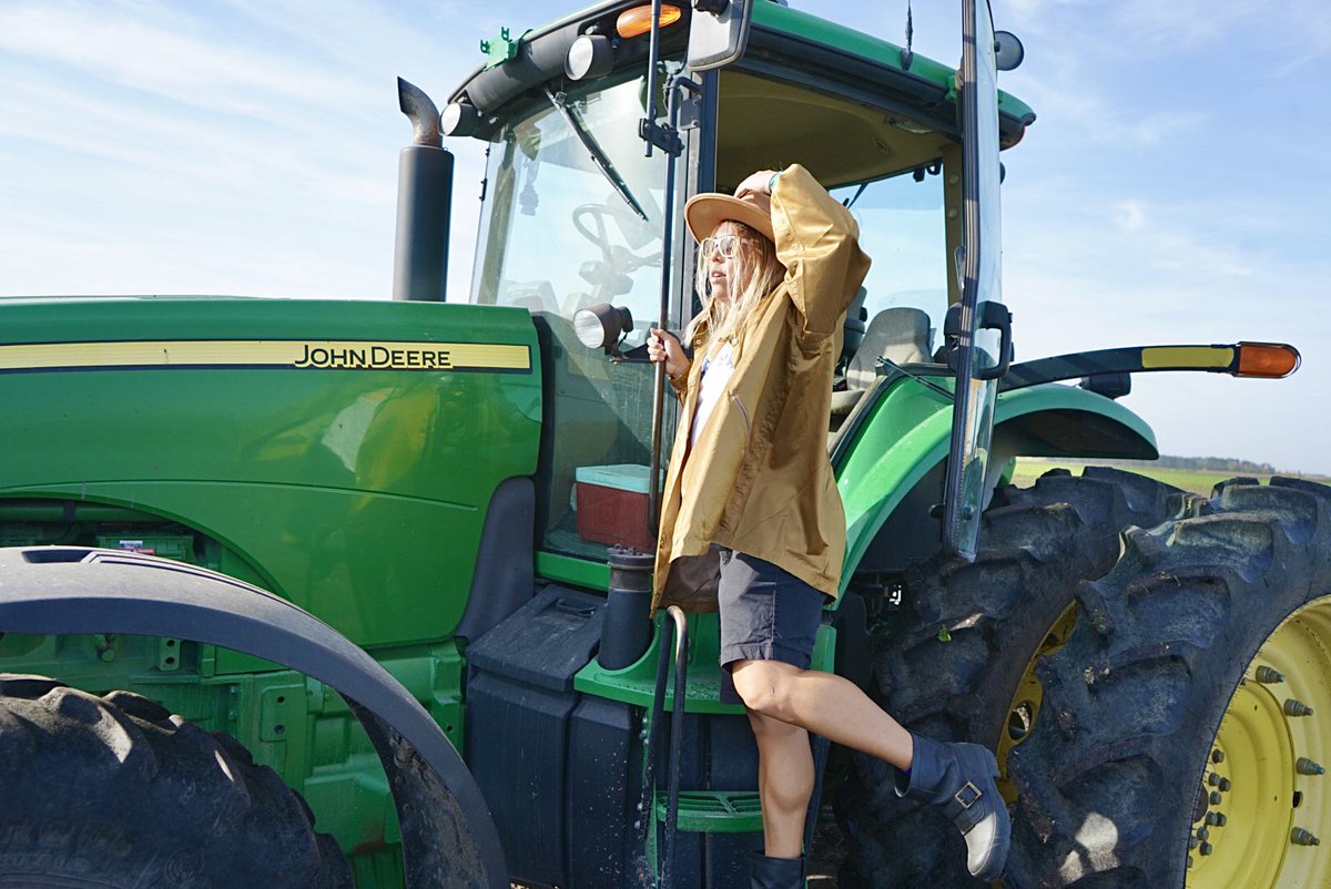genkinutrition's tweet photo. Making farm chic again on my $150K tractor. Sometimes a diva has to work 12+ hour days on 2,000 acres to get my white sugar beets ready for your table. #sponsored by @MoreToSugar
#GenkiNutrition #farmtotabletour #realsugar #farmchic https://t.co/Fw6LksNbxk