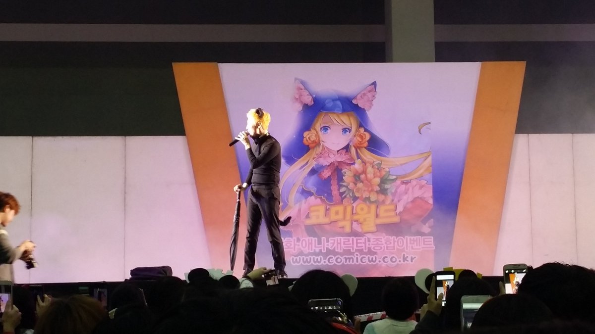 이 글 보고 구라라고 하지마라
그분은 그걸로도 모자라 서코에서 블랙캣 코스까지 하신 분이다
레이디버그 온리전 열린적도 있었는데 거기도 오셔서 팬들과의 소통 뭐 이런거 하시고 감
어케 아냐고요 거기에 다 제가 있었으니까요