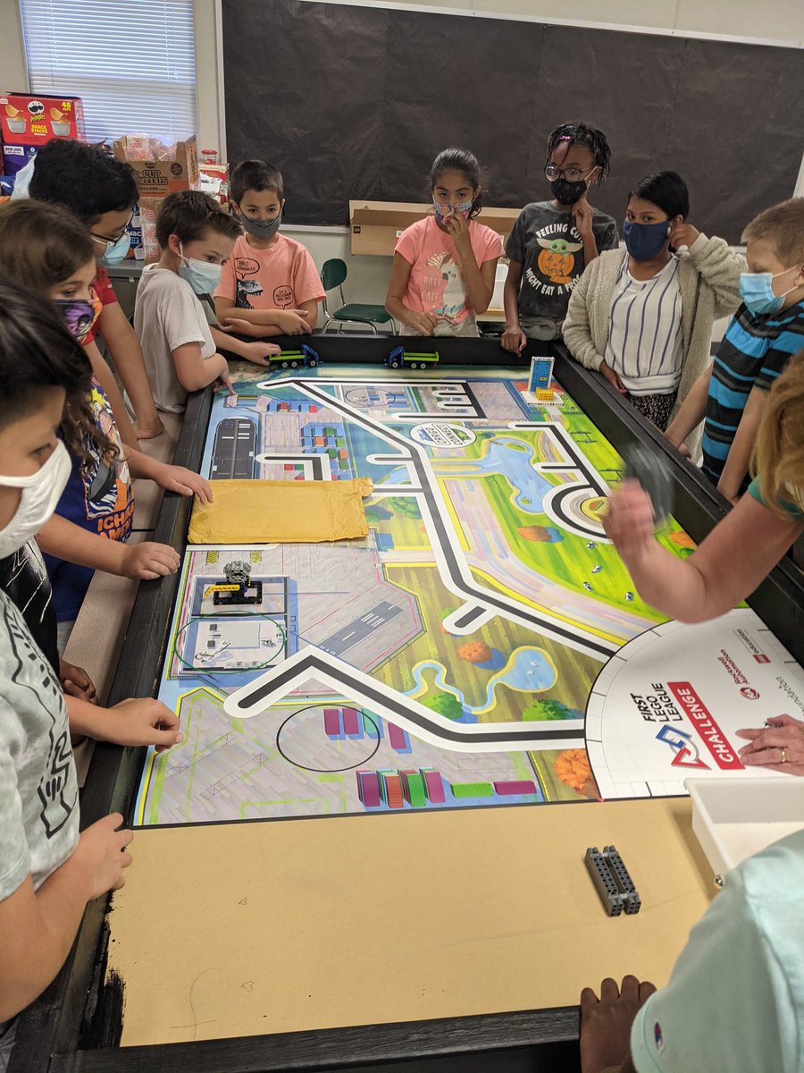 It was AWESOME to have <a href="/FRESTEAM2/">MaryLu Ringwood</a> at <a href="/ForestvilleRd/">ForestvilleRdES</a> this afternoon leading our #SuperFRES robotics team during their first meeting!! 💚🤖💛