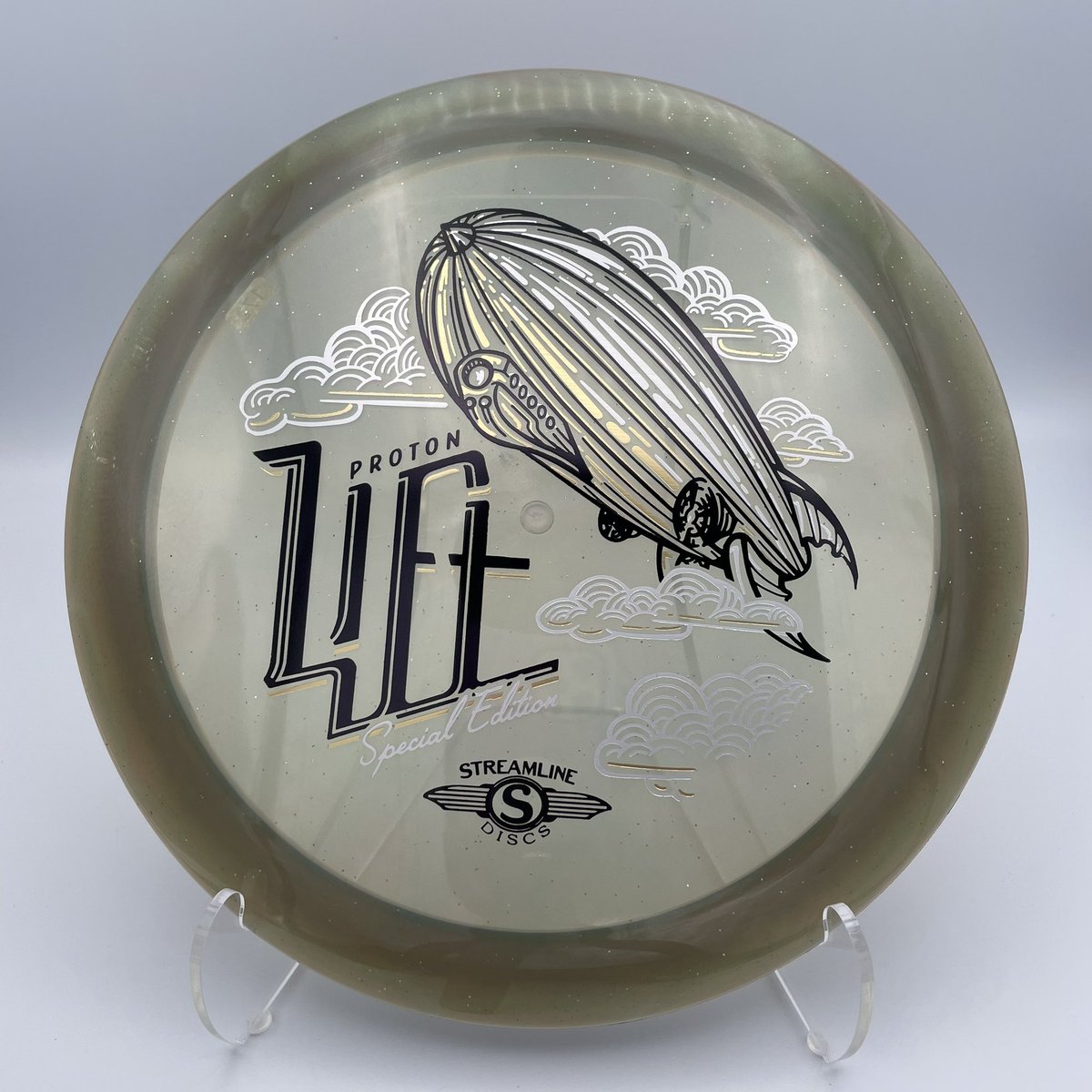 disc_ran's tweet photo. The BEAUTIFUL Streamline lift is a sneaky distance Driver! 9,5,-2,1.5 They are also killer beautiful! #discgolf #mvpdiscsports #pdga #streamlinediscs https://t.co/bfldIS6Eek