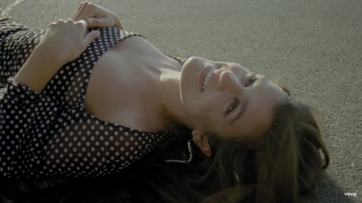 brightnostalgia's tweet photo. lo heavy que es la estética de los videoclips de amaia https://t.co/P9HkNWj9LN