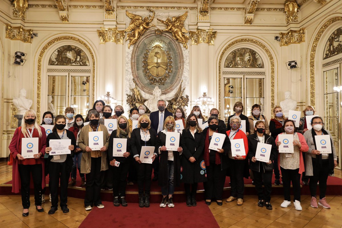 alferdez's tweet photo. Saludé a las madres que hoy recibieron las primeras jubilaciones por Reconocimiento de Aportes por #TareasDeCuidado. Pude escucharlas y agradecerles por su labor.

La distribución de estas tareas ha sido históricamente desigual. Hemos visibilizado y reparado una injusticia. https://t.co/qAobxouGwr