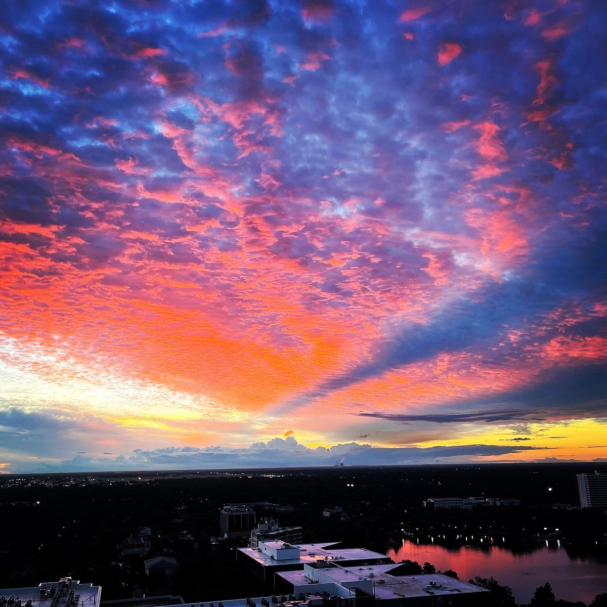 KentBaker2's tweet photo. Amazing sunrise in downtown Orlando #snapthesun https://t.co/JmkX2qkBSY