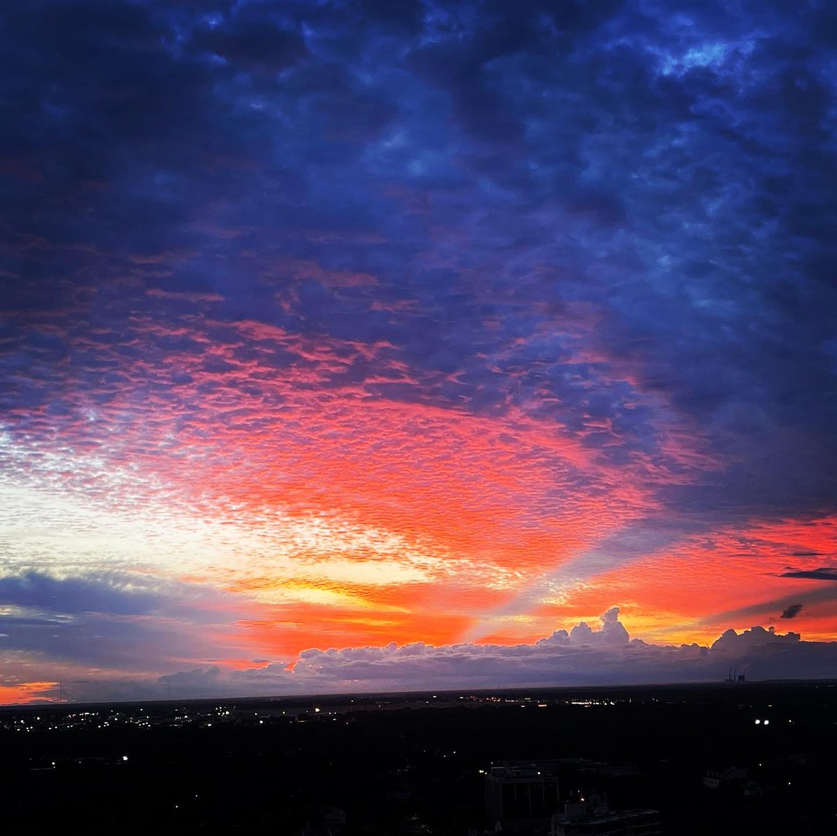 KentBaker2's tweet photo. Amazing sunrise in downtown Orlando #snapthesun https://t.co/JmkX2qkBSY