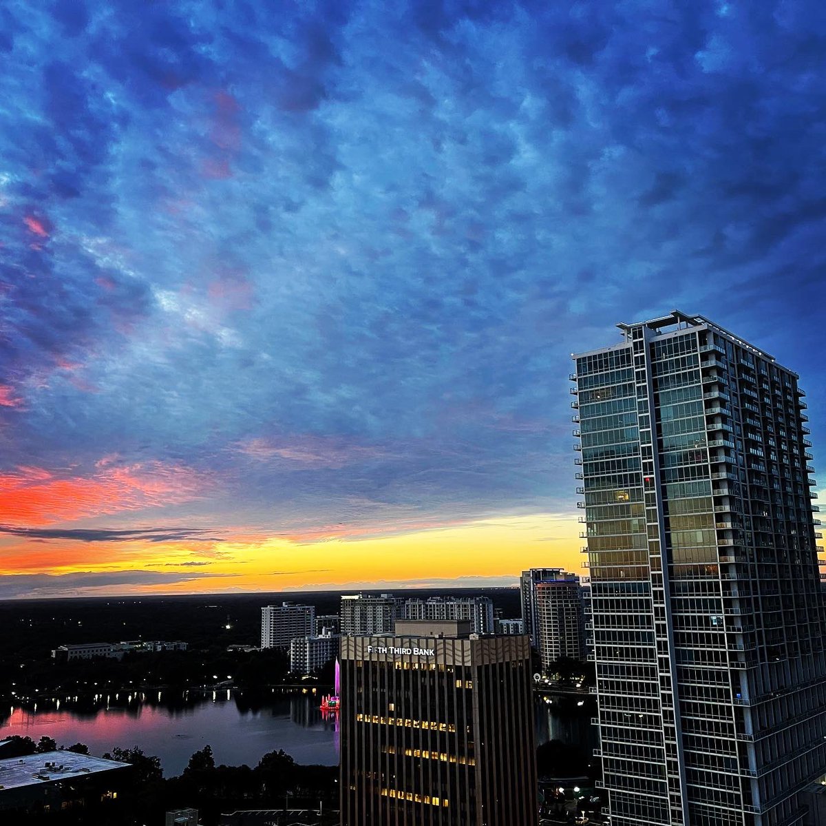 KentBaker2's tweet photo. Amazing sunrise in downtown Orlando #snapthesun https://t.co/JmkX2qkBSY
