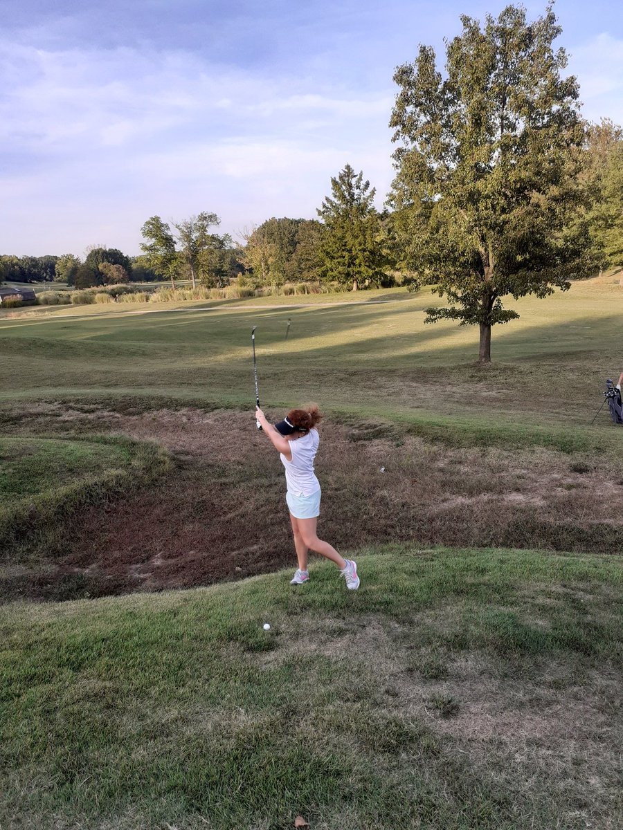 NerinxGolf's tweet photo. Sammie making a practice swing for her approach shot into #9 green. https://t.co/jIdn8fZ7IF