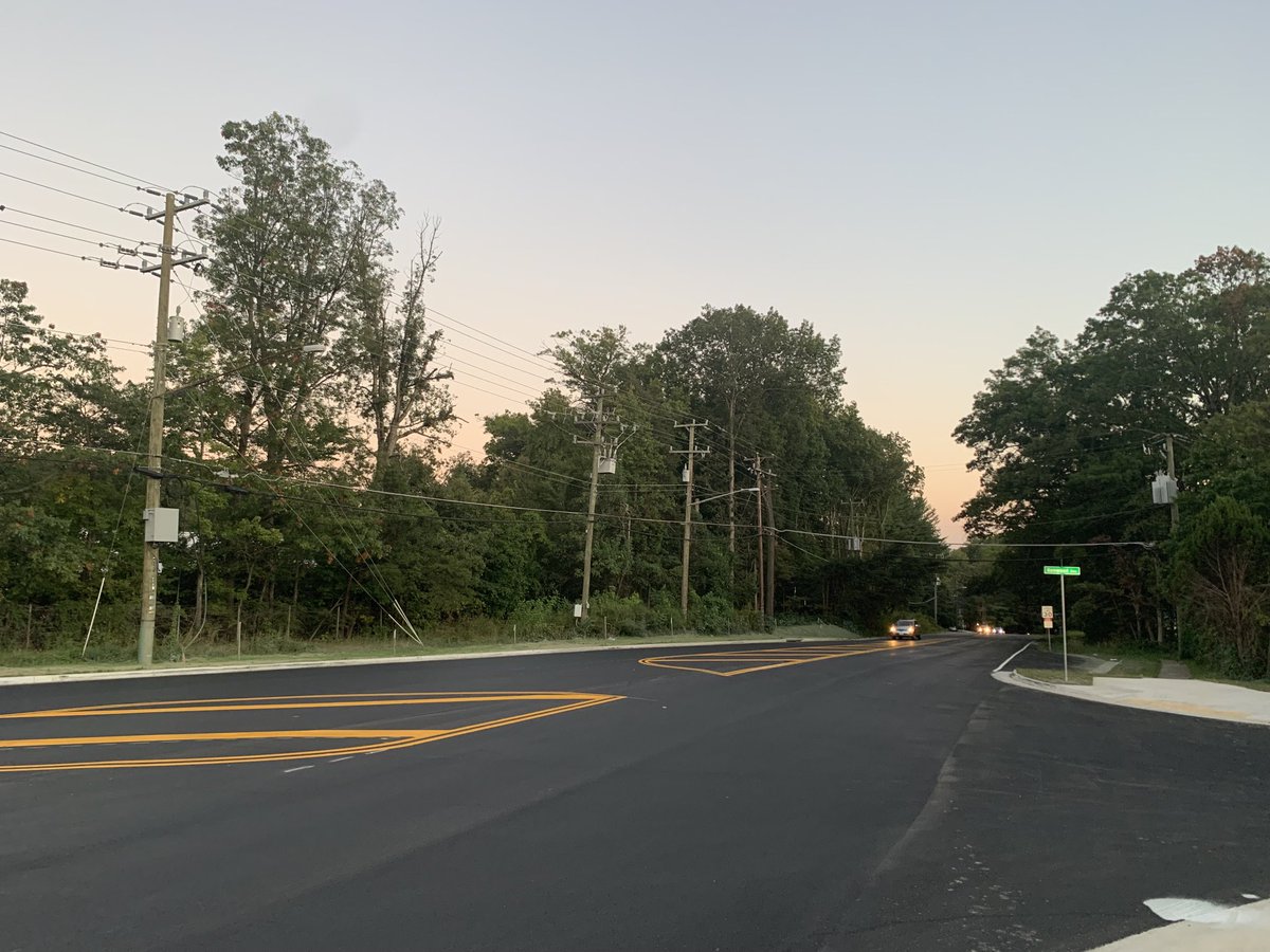 ⁦<a href="/VaDOTNOVA/">VDOT Northern VA</a>⁩ Can someone explain why you developed this confusing left turn area for traffic turning left into Kenwood Ave from NB Rolling Road? A simple left turn lane would be soooo much better, safer and less confusing and there’s plenty of pavement width to do so.