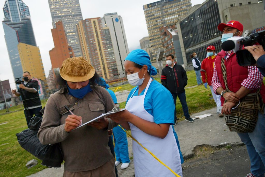 LuisErnestoGL's tweet photo. Encontramos en el barrio Santafé que varios habitantes de calle y migrantes no están en la base de datos de servicios sociales del Estado.

En la jornada de entrega de alimentación los registramos para que accedan a servicios de alojamiento, mercados y otros de @integracionbta https://t.co/4nzfohzmNi