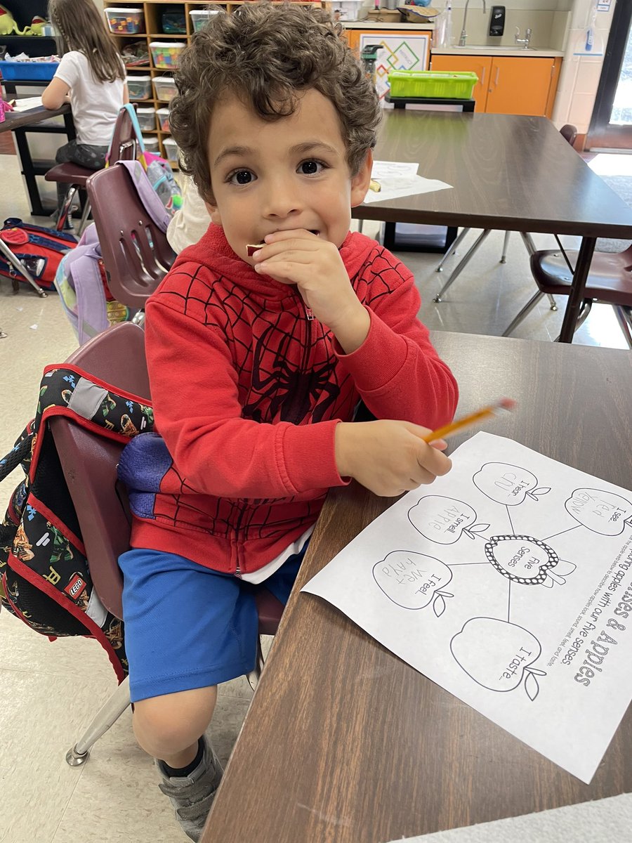 Using our 5 senses to observe and investigate an Apple! 🍎 <a href="/CherokeeSchools/">Cherokee Co. Schools</a> <a href="/JohnstonJags/">Johnston Elementary</a> #Kindergarten