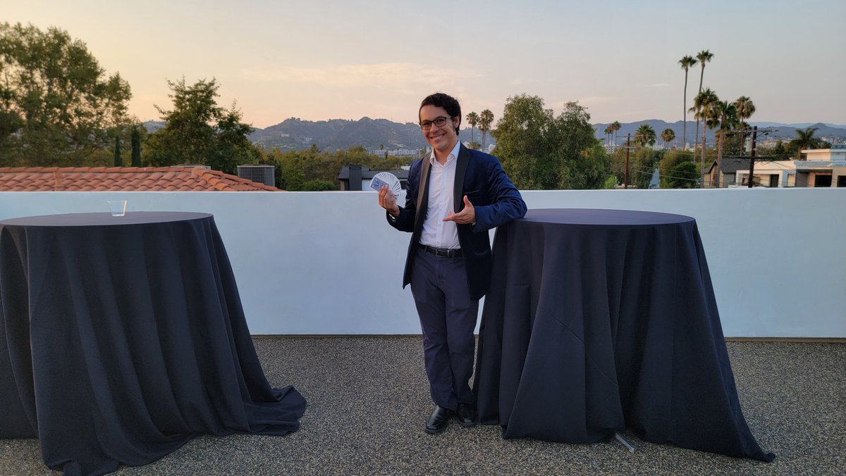 What are doing this weekend? October is fast approaching and I'm happy to add some magic to your next event to get everyone talking. I can't wait to share what I have in store. SegalMagic.com for more info.
#magician #magic #livemagic #liveentertainment #october #events