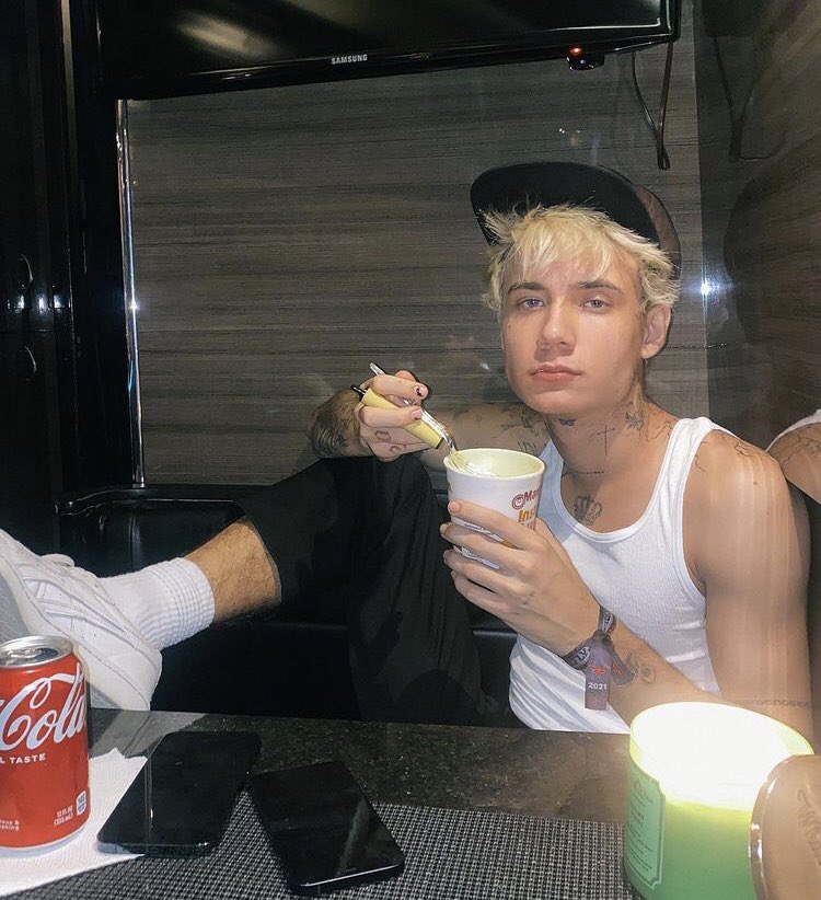 16linvss's tweet photo. 01:02 Jaden e il cibo olio su tela se non succhi tutti i noodles godi solo a metà https://t.co/xfCshCUyPY