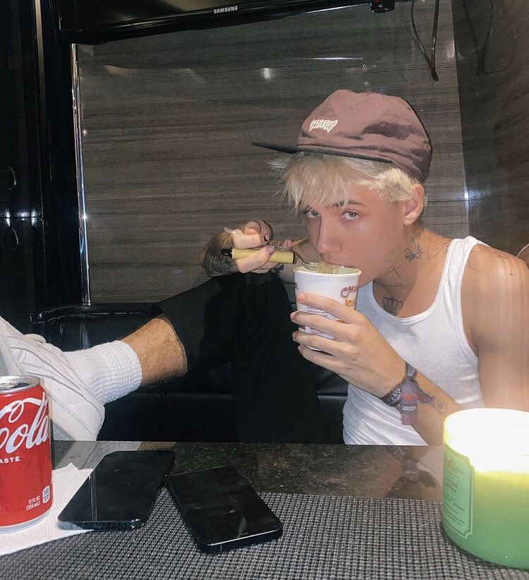16linvss's tweet photo. 01:02 Jaden e il cibo olio su tela se non succhi tutti i noodles godi solo a metà https://t.co/xfCshCUyPY