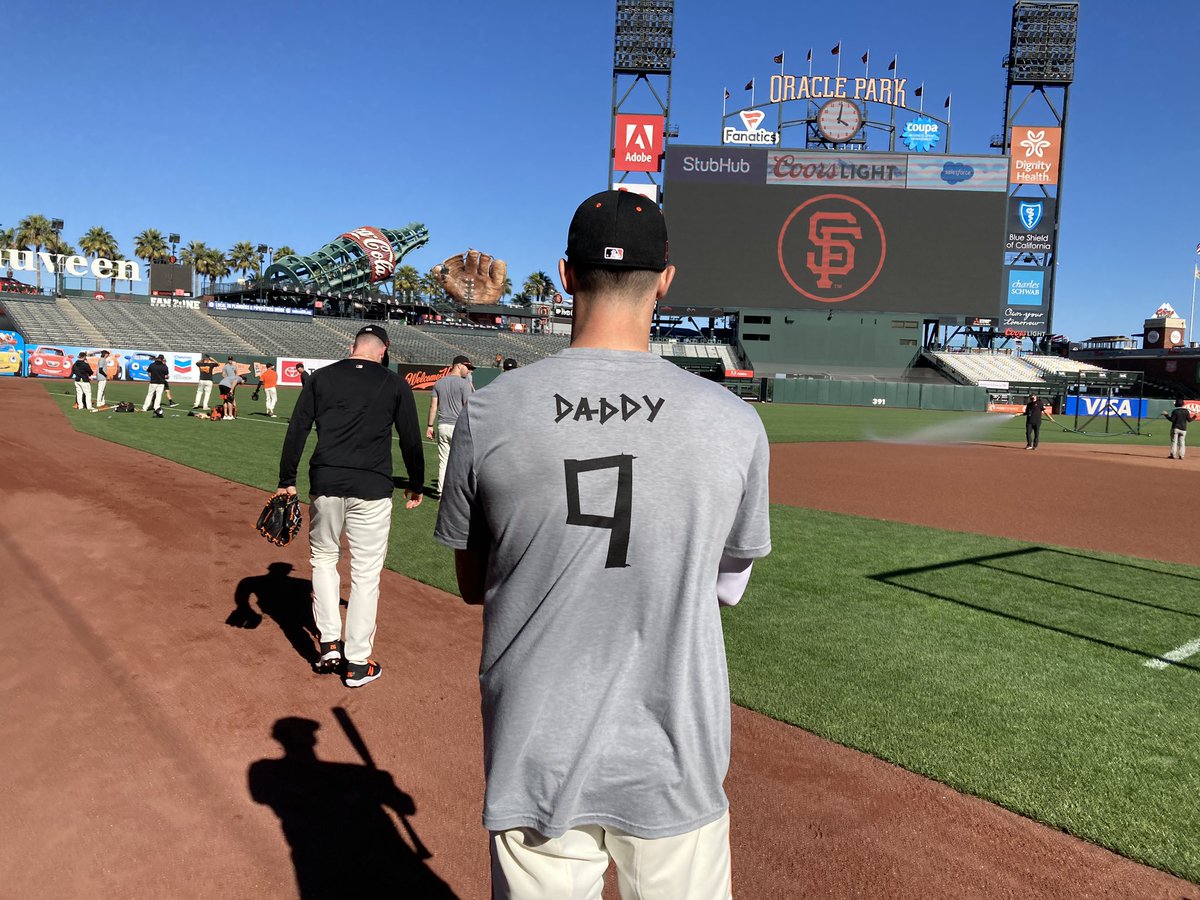 DannyEmerman's tweet photo. The Giants printed Brandon Belt-inspired t-shirts. About half the team’s wearing them while getting loose https://t.co/VuXAjuhfaR