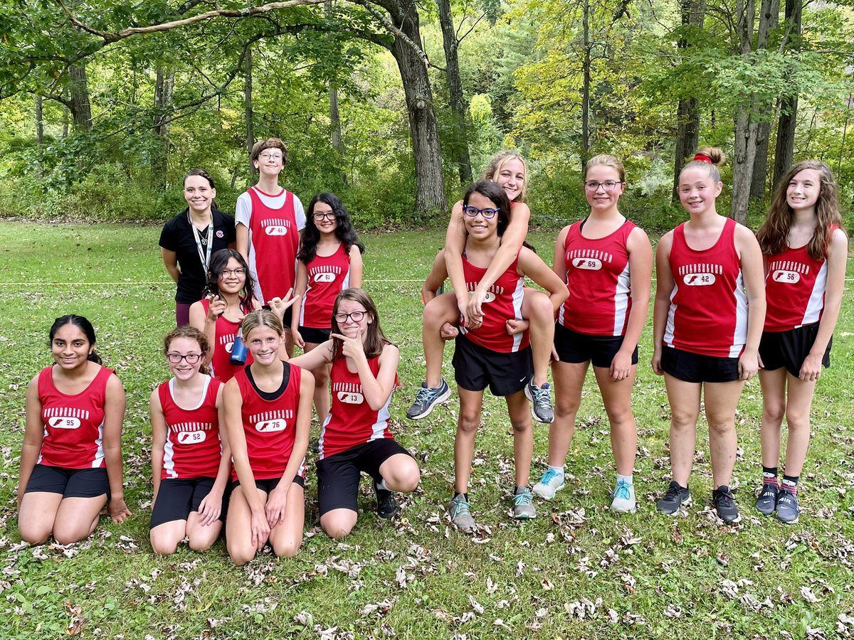 SeemaWasTaken's tweet photo. Love their team spirit! #guilderlandXC #goguilderland #modifiedgirls @GoDutchAthletix @GuilderlandXC https://t.co/JOOZ5GzWRl