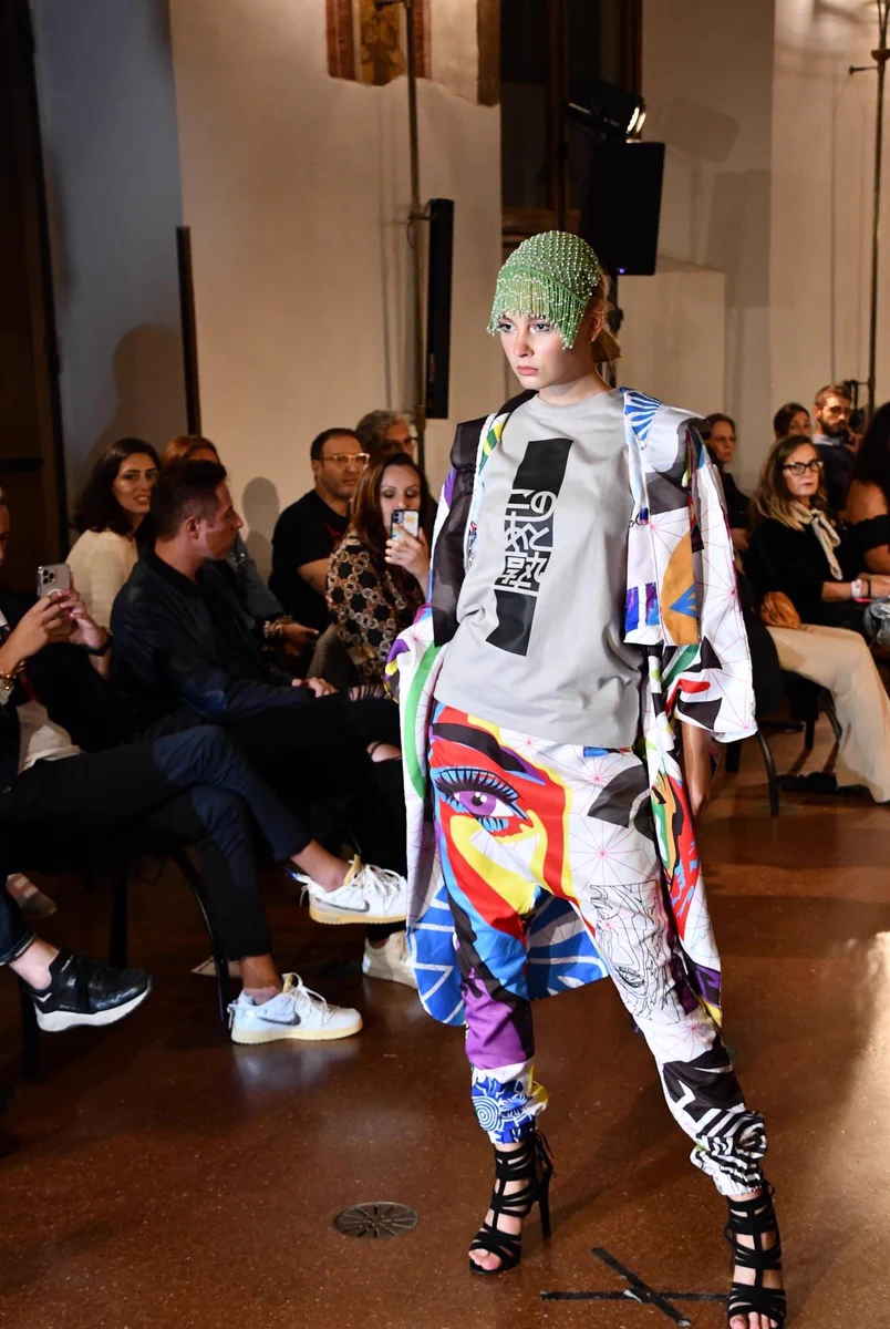 ランウェイを歩くモデルのシャツに注目！こんなにカッコイイのに塾あるのか…ｗｗ