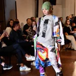 ランウェイを歩くモデルのシャツに注目!こんなにカッコイイのに塾あるのか…w