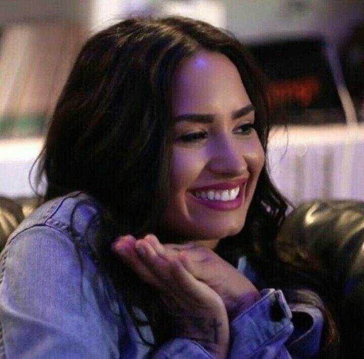 kingdrewcome's tweet photo. ✨demi lovato sorrindo passando na sua tml pra melhorar seu dia✨DEMI IS ENOUGH https://t.co/fcX2J7sVN3