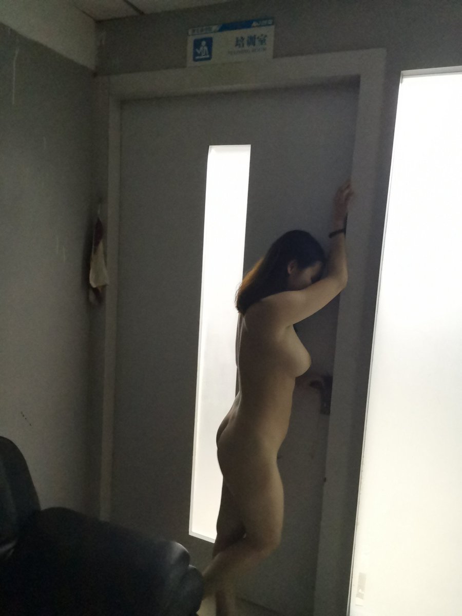 cldy668's tweet photo. 我们是一对优秀的广州夫妻。我们36/28-175/160-72/50。我们开放，真诚，阳光，健康。本人外貌俊朗，身材尚可。爱妻漂亮性感，风趣健谈。胸部坚挺丰满，下面紧致多水。希望认识有素质，有颜值，有诚意，懂情调的各地同好夫妻。有“性趣”的请加QQ3295003725。 https://t.co/LWrQLHcl2D
