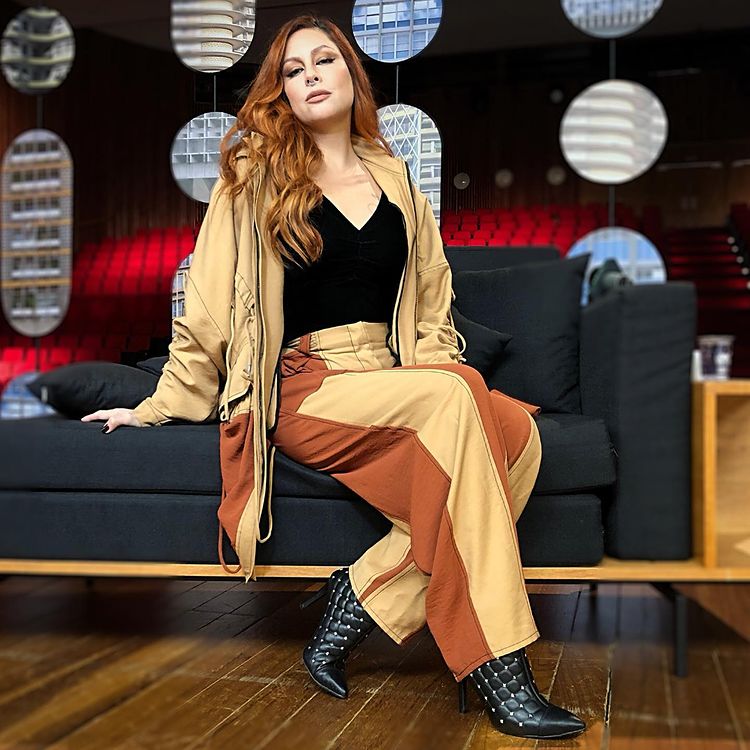 queenpitty__'s tweet photo. É com esse look perfeito que a gente passa para lembrar que hoje temos #SaiaJustaNoGNT 🔥🧡
#pitty #looksdapitty https://t.co/6hFd9KbcAU