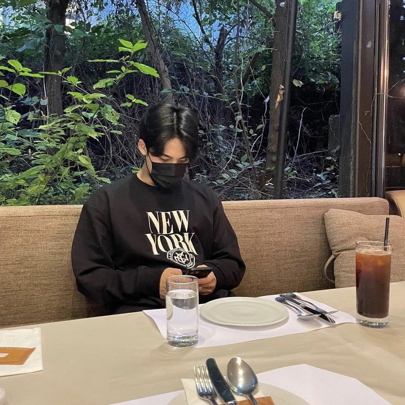 _jeonwonv's tweet photo. minwon au wherein -

wonwoo was running late for their date, while waiting, sulky mingyu saw a cat and took a picture of it before posting it on his ig saying "he came in his cat form instead" to tease the older for being late. https://t.co/d87AQhz3mv