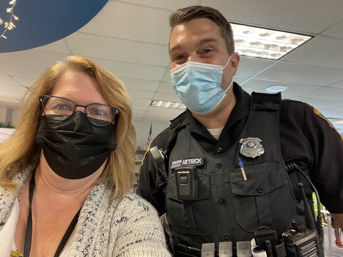 jen_schlund's tweet photo. Officer Hetrick took a moment during his rounds to stop and talk to the kiddos in library. Mrs. Hayhurst’s class has been learning about police officers!! Thank you Officer Hetrick!! What a great impromptu lesson…. So many great questions!! @LedgeviewElem https://t.co/uaPSjq65Hy