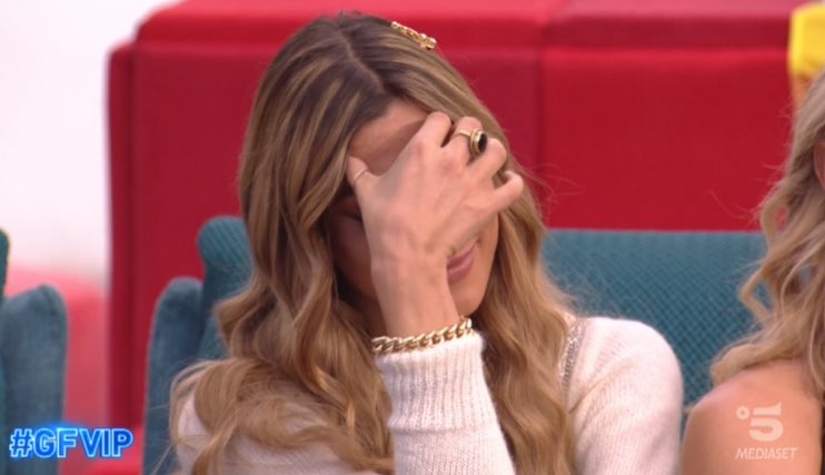 afiresign_'s tweet image. Soleil: “lui è arrivato al limite dello stalking” 
Loro: “Soleil non puoi utilizzare il termine stalker, non puoi strumentalizzare questo termine”

Soleil: “basta, urlate come delle scimmie” 
Sempre loro in casa: “questo è razzismo! Addirittura scimmie ha detto a loro due”
#gfvip