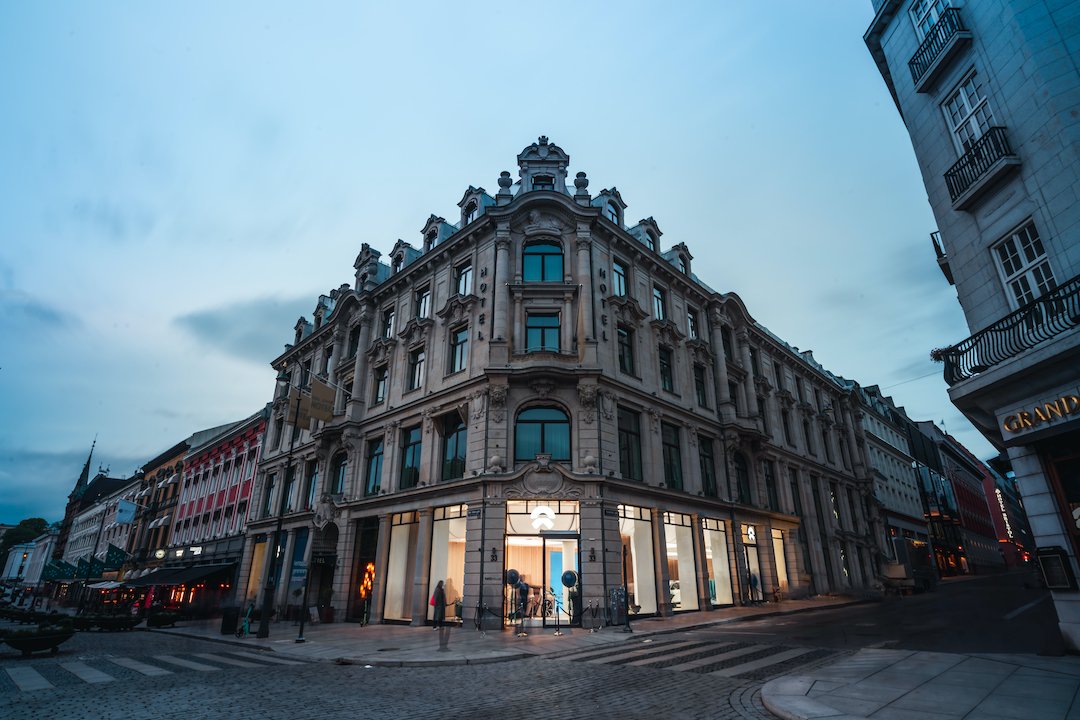 NIOGlobal's tweet photo. Excited for the #NIONorge livestream on September 30 at 12:00 AM PDT? Here’s a sneak peek at the first #NIOHouse outside of China in Oslo, Norway. https://t.co/3tdLPajDNO #AlwaysForward https://t.co/hhZOP7cMzW