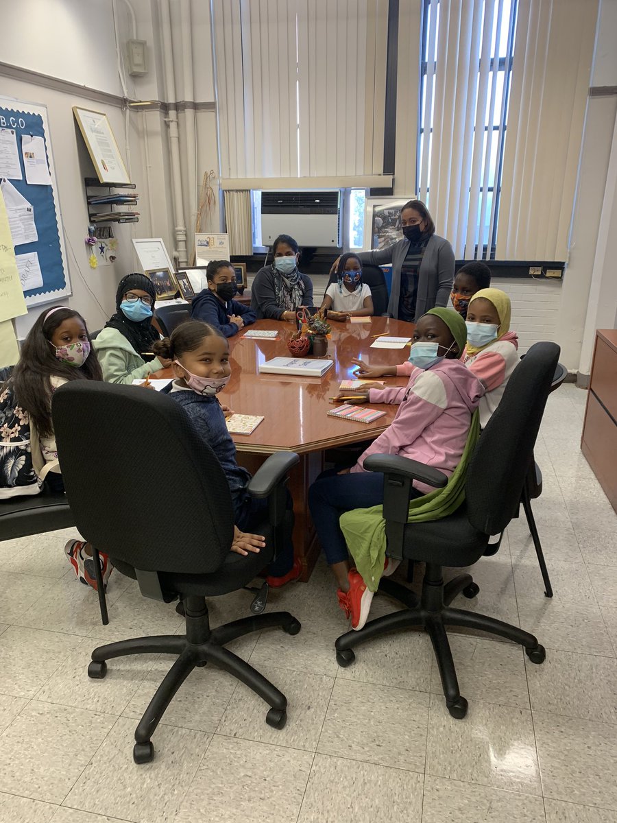 SabrinaCruz0301's tweet photo. ⭐️ @PS199x Student Council up and running. @Yquezada123 leading by example with love 💗 and joy 🤩 “The mind is not a vessel to be filled but a fire to be ignited.” – Plutarch https://t.co/yQ6ku7s88M