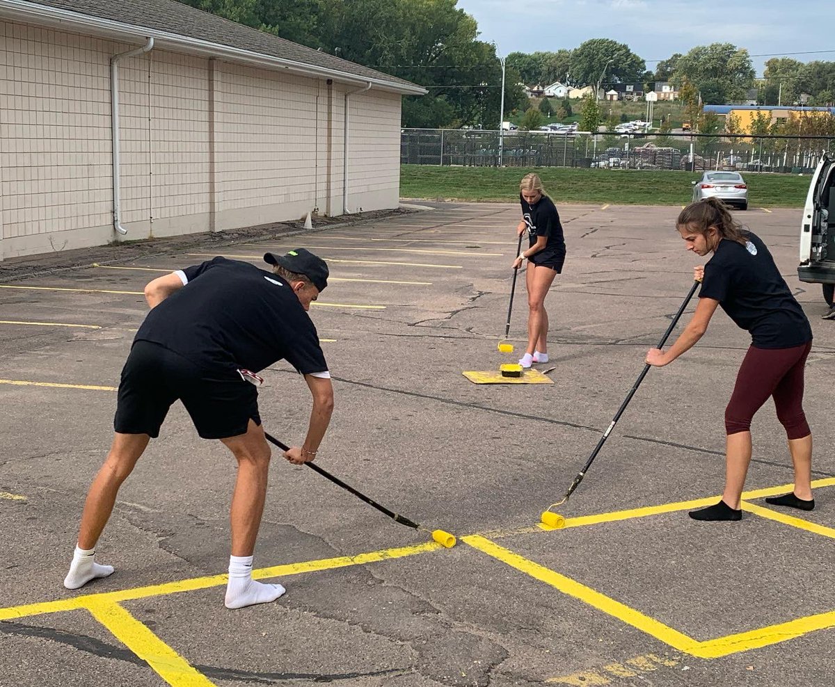 MsideUTennis's tweet photo. Great morning spent volunteering at Mid-Step Services. We painted a parking lot, built some shelves, and did yard work. Fortunate to have a team full of high-character individuals! @MorningsideEdu @MsideMustangs
#intothestreets2021
#msideintothestreets
#msideproud https://t.co/i8q32QQfZJ