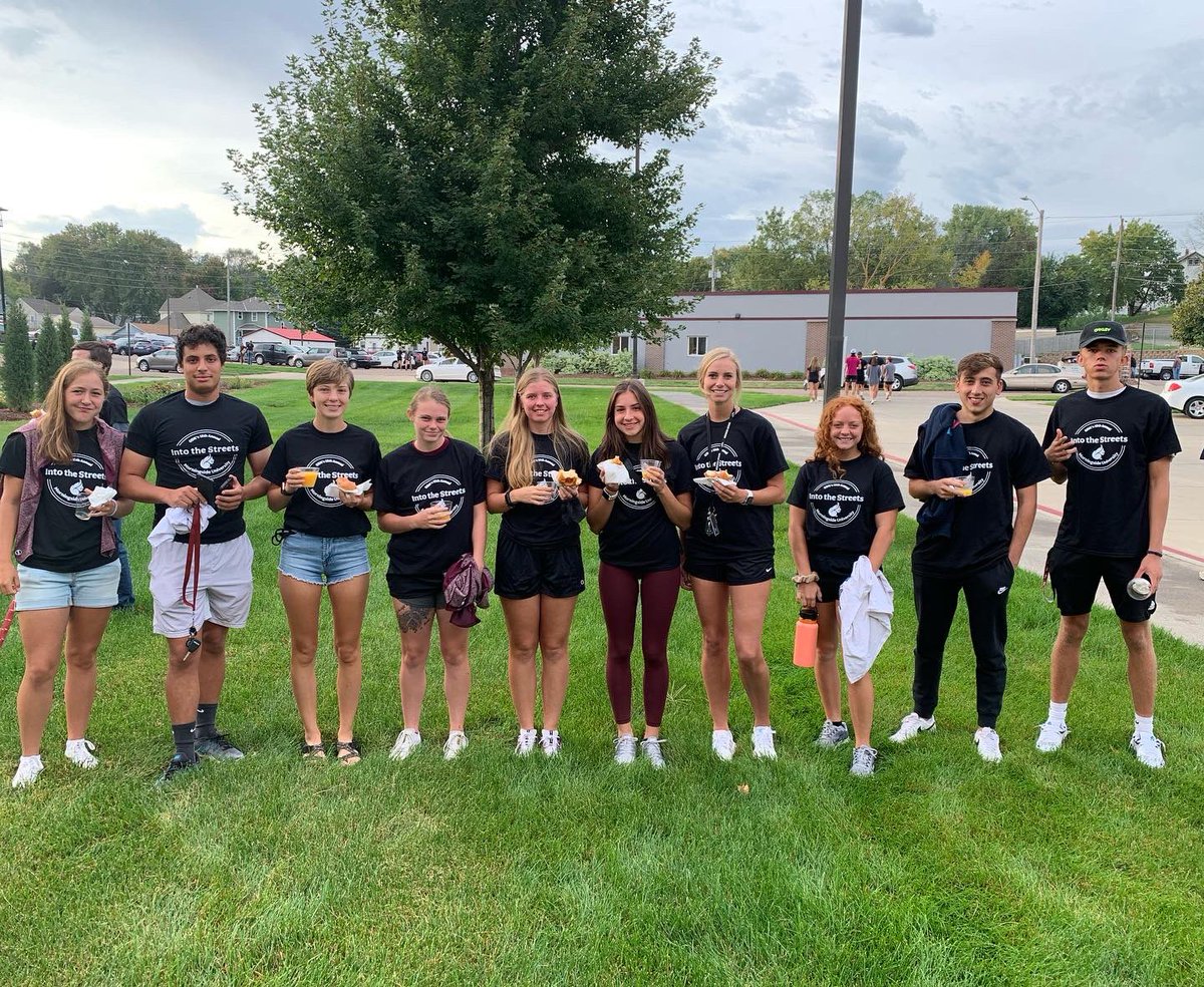 MsideUTennis's tweet photo. Great morning spent volunteering at Mid-Step Services. We painted a parking lot, built some shelves, and did yard work. Fortunate to have a team full of high-character individuals! @MorningsideEdu @MsideMustangs
#intothestreets2021
#msideintothestreets
#msideproud https://t.co/i8q32QQfZJ