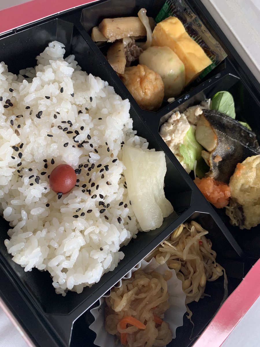 MSao0221's tweet photo. 昨日は疲れて食前の撮影なんて出来ず。
隔離Day2朝食🍱
つまらないニュースは昔から変わらないけど、隔離のお陰でゆっくり日本に馴染む事が出来そうだ… https://t.co/2RZBJEjvO9