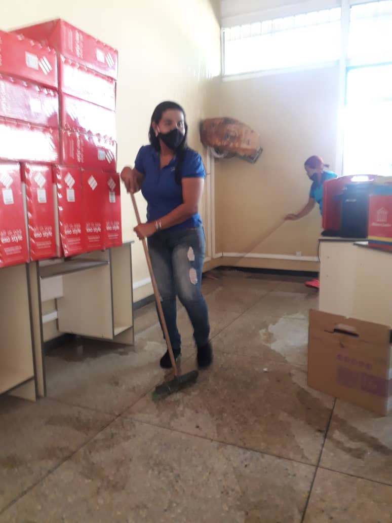 Fundabit_Yaracu's tweet photo. #29Sep 🖥️ Limpieza profunda del espacio y mantenimiento de los equipos informáticos del CBIT "Hugo Chávez" VI, para recibir a los estudiantes, padres y representantes. Tutora Gelsy Aguilar
@MPPEDUCACION
@Fundabit_
@leivi24
#AndaYVacúnate
#SomosFundabit https://t.co/NlScmeO6Vg