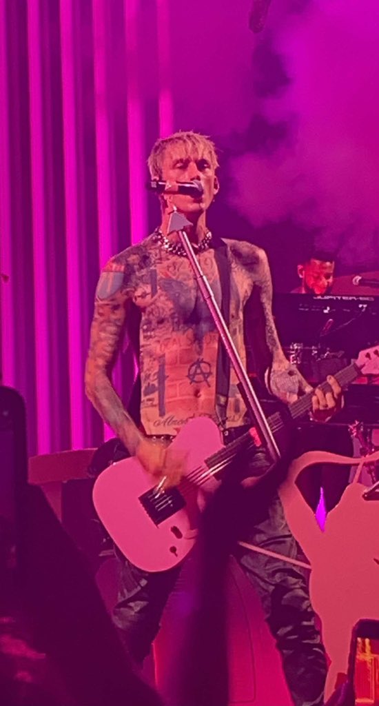 thelazzledazzle's tweet photo. not upset we didn’t duet last night bc I raged my heart out all night long @machinegunkelly & thank you for the weed check. Hope you enjoyed our blunt that hit the stage. Catch me @RedRocksCO with a better sign 😉✨🤘🏻#est4life #ttmdtour https://t.co/SbvJTQf38J