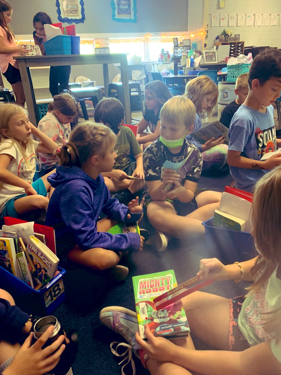 mrseckhart's tweet photo. Comprehension checks with our new reading partners. #wcsflight #readingpartners #comprehensioncheck #thirdgraders https://t.co/Icymtiyywq