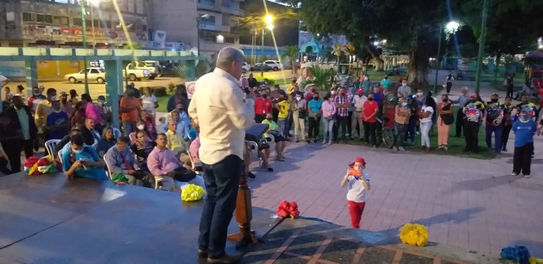 eduardopiate2's tweet photo. Realizamos esta noche en San Fernando acto con la comunidad cristiana evangélica y el MOCEV en ocasión de la firma del decreto municipal que declara el 26 de septiembre como el Día de la Biblia en este municipio @NicolasMaduro @dcabellor @PartidoPSUV https://t.co/pV4dFa1zqd