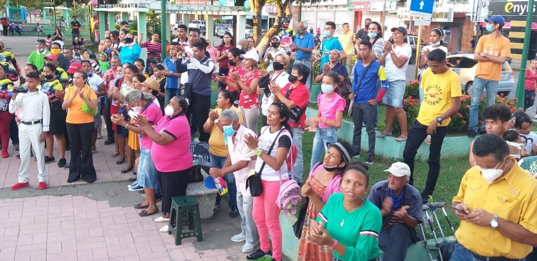 eduardopiate2's tweet photo. Realizamos esta noche en San Fernando acto con la comunidad cristiana evangélica y el MOCEV en ocasión de la firma del decreto municipal que declara el 26 de septiembre como el Día de la Biblia en este municipio @NicolasMaduro @dcabellor @PartidoPSUV https://t.co/pV4dFa1zqd