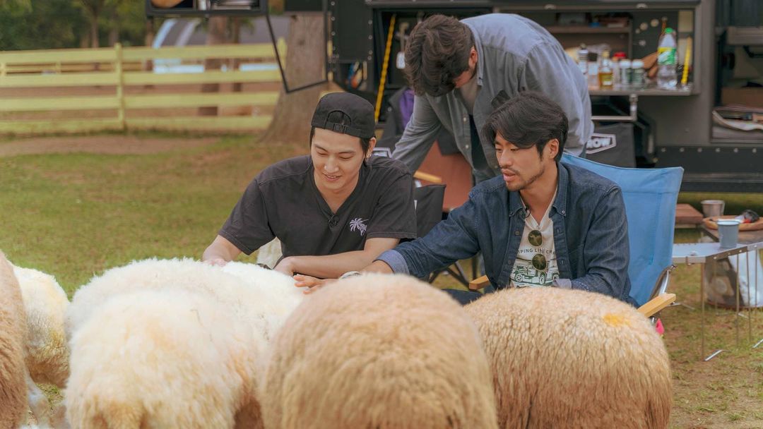 defdaily's tweet photo. [Instagram] 210930 campingman_official

WILD CAMPING WITH WORLD STAR GOT7 JAY B AND SHEEPS🐑
🏕youtube channel ‘캠핑맨campingMAN’
upload coming soon
@/jaybnow.hr
📸 @/keun4jang

https://t.co/FFVd4xdDi8

https://t.co/SHpuC3HQzO
#JAYB #제이비 @jaybnow_hr https://t.co/b7OrChisOv