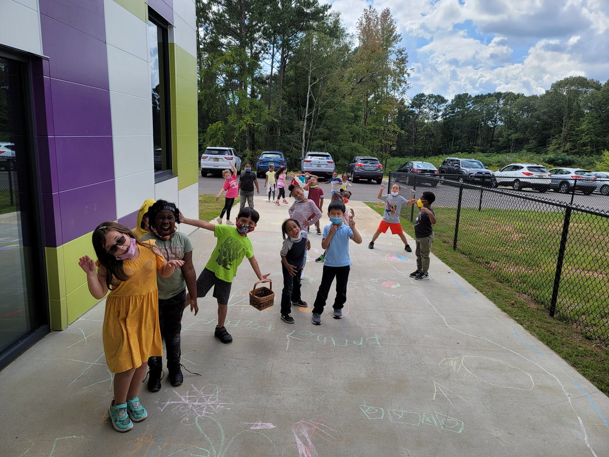 MichelIePosada's tweet photo. Heard sweet laughs outside my windows this afternoon and when I go investigate this is what I find! Their joy is contagious, if you ever need a pick-me up find a first grader!!  #bpinspired @BPESArtsAcademy https://t.co/Uxb2g711Ib