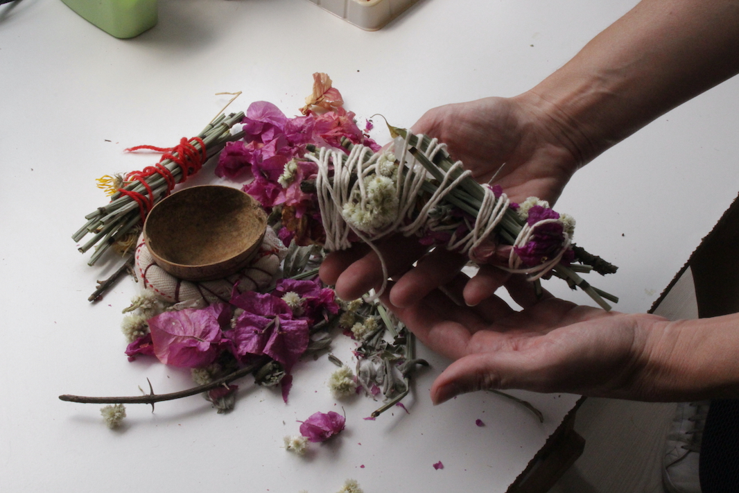 En  h’ ι κ ε T ε ί α hay una noción de perdida, de dolor, de desespero, de muerte y de violencia impregnada en los aeropuertos. En las ultimas imágenes de esta pieza hay una emotividad que busca integrar estos elementos,  como un gesto de volver a la vida.

#hiketeia🌺🤲✨