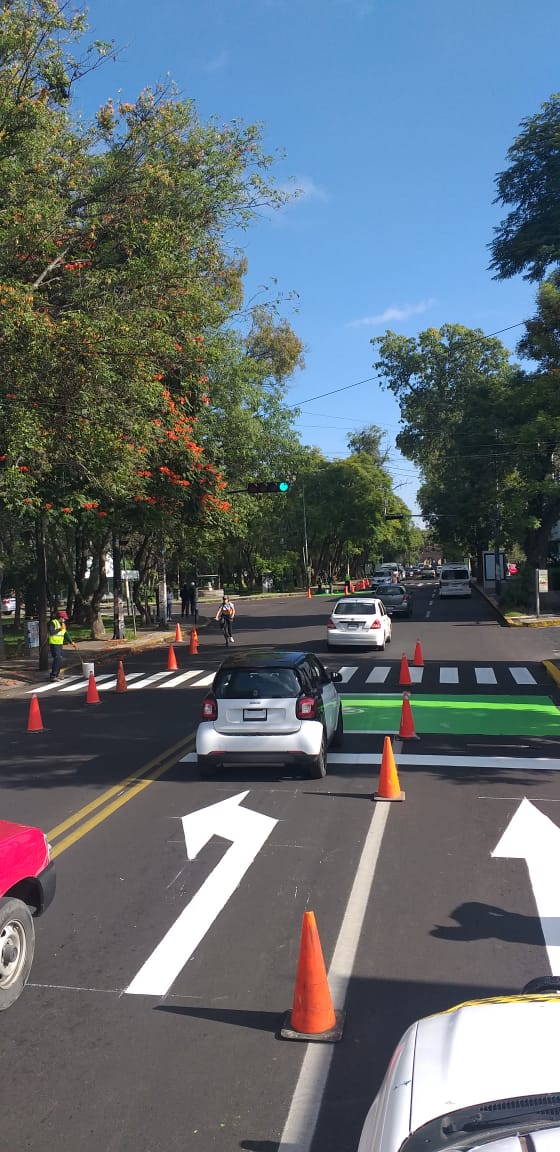 semovep's tweet photo. Continuamos trabajando el balizamiento de Calzada Ventura Puente con énfasis en elementos peatonales y ciclistas buscando su seguridad vial.

#MoreliaBrilla https://t.co/1QpKVETn7M