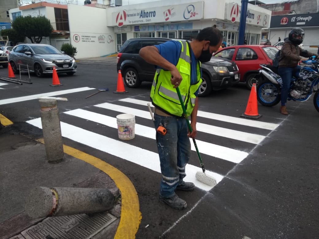 semovep's tweet photo. Continuamos trabajando el balizamiento de Calzada Ventura Puente con énfasis en elementos peatonales y ciclistas buscando su seguridad vial.

#MoreliaBrilla https://t.co/1QpKVETn7M