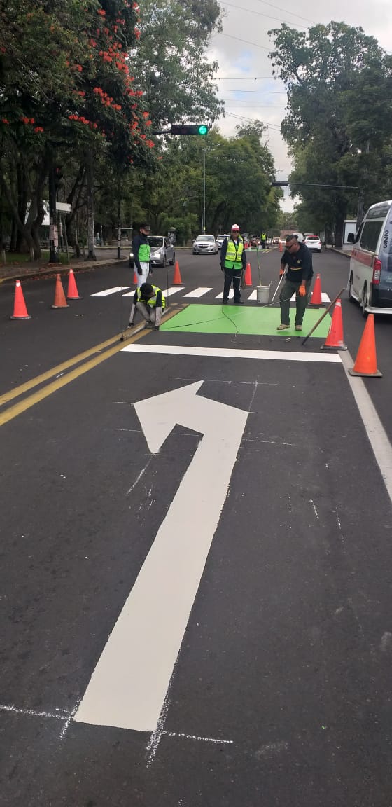 semovep's tweet photo. Continuamos trabajando el balizamiento de Calzada Ventura Puente con énfasis en elementos peatonales y ciclistas buscando su seguridad vial.

#MoreliaBrilla https://t.co/1QpKVETn7M